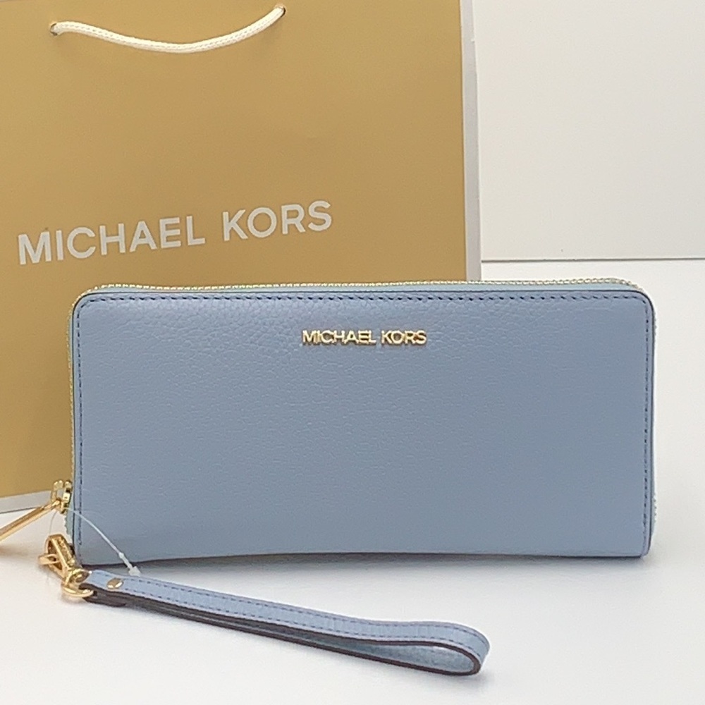 MICHAEL KORS LARGE TRAVEL CONTINENTAL WRISTLET WALLET PALE BLUE COLOR
NWT